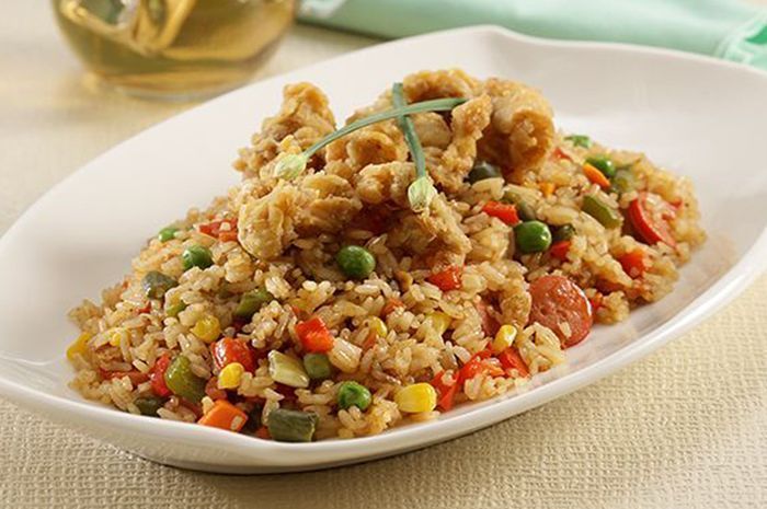 Ilustrasi nasi goreng ayam crispy