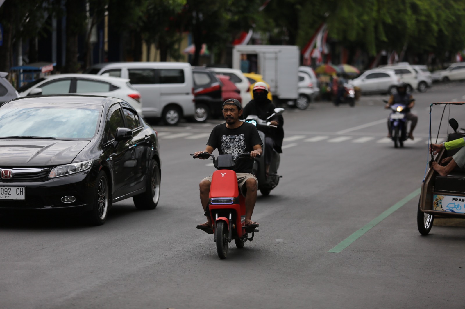 Sepeda listrik makin marak dipakai di Madiun. Polisi mengingatkan dilarang masuk jalan raya karena rawan kecelakaan. BAGAS BIMANTARA/RADAR MADIUN