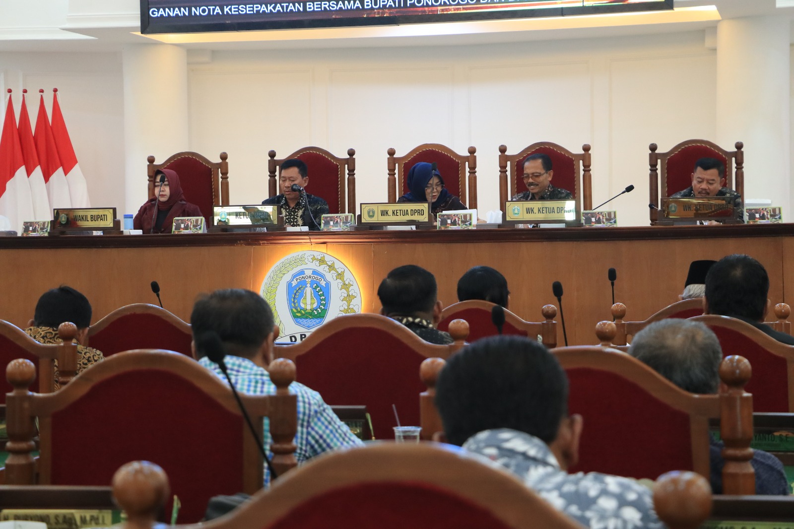Ketua DPRD Ponorogo Dwi Agus Prayitno dan jajaran Pemkab menandatangani nota kesepakatan KUA PPAS 2026 di gedung dewan, Kamis (22/8). SUGENG DWI N/RADAR PACITAN