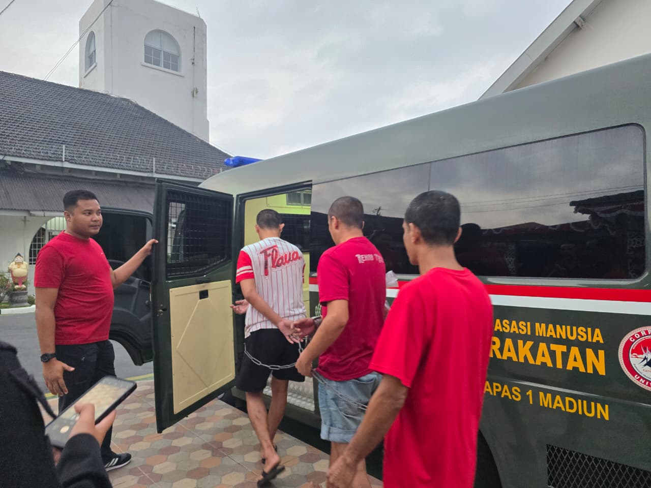 Enam warga binaan risiko tinggi dipindahkan dari Lapas I Madiun ke Lapas I Surabaya dengan pengawalan ketat, Sabtu (23/8).