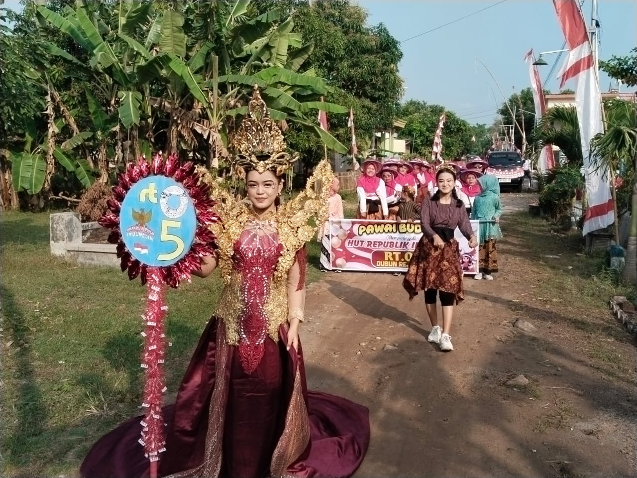 KARNAVAL: Ratusan warga RT se-Dusun Rejosari, Desa Kasreman, mengikuti karnaval gunungan yang dilaksanakan pada Sabtu (23/8) untuk bersih dusun dan menyemarakkan HUT ke-80 RI.
