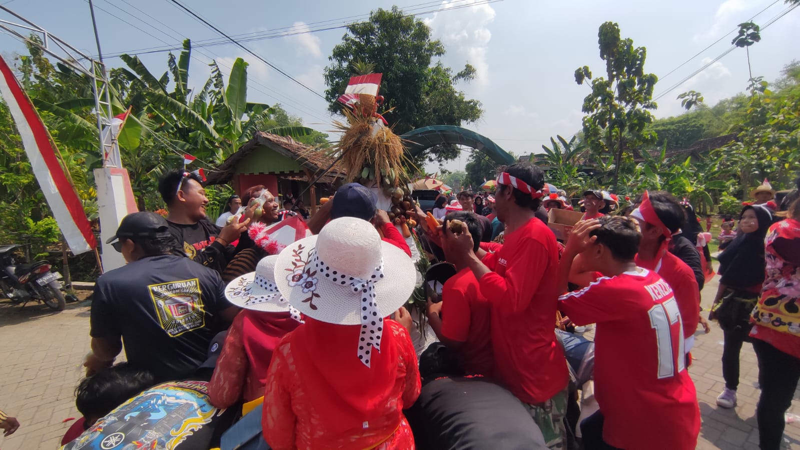 BEREBUT GUNUNGAN: Warga dan peserta karnawal Dusun Rejosari memperebutkan isi gunungan usai kirab keliling kampung.