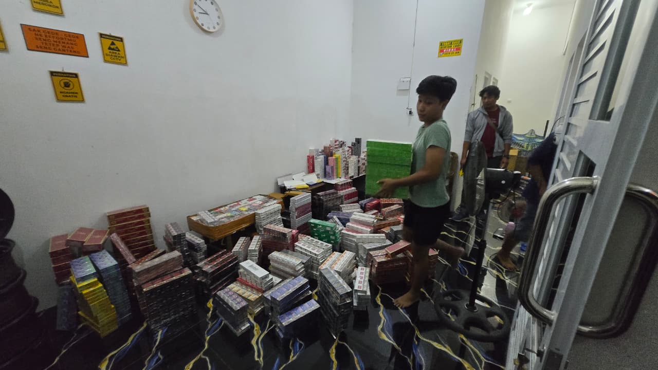 Tim gabungan Bea Cukai dan Denpom Madiun amankan rokok ilegal dari pelaku di Saradan. FOTO: ISTIMEWA