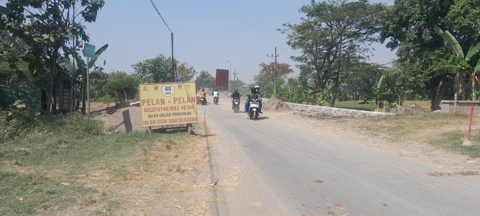 Genangan hujan sempat tunda pengerjaan talut di proyek Jalan Kendung&ndash;Kwadungan. ASEP SYAEFUL/RADAR NGAWI