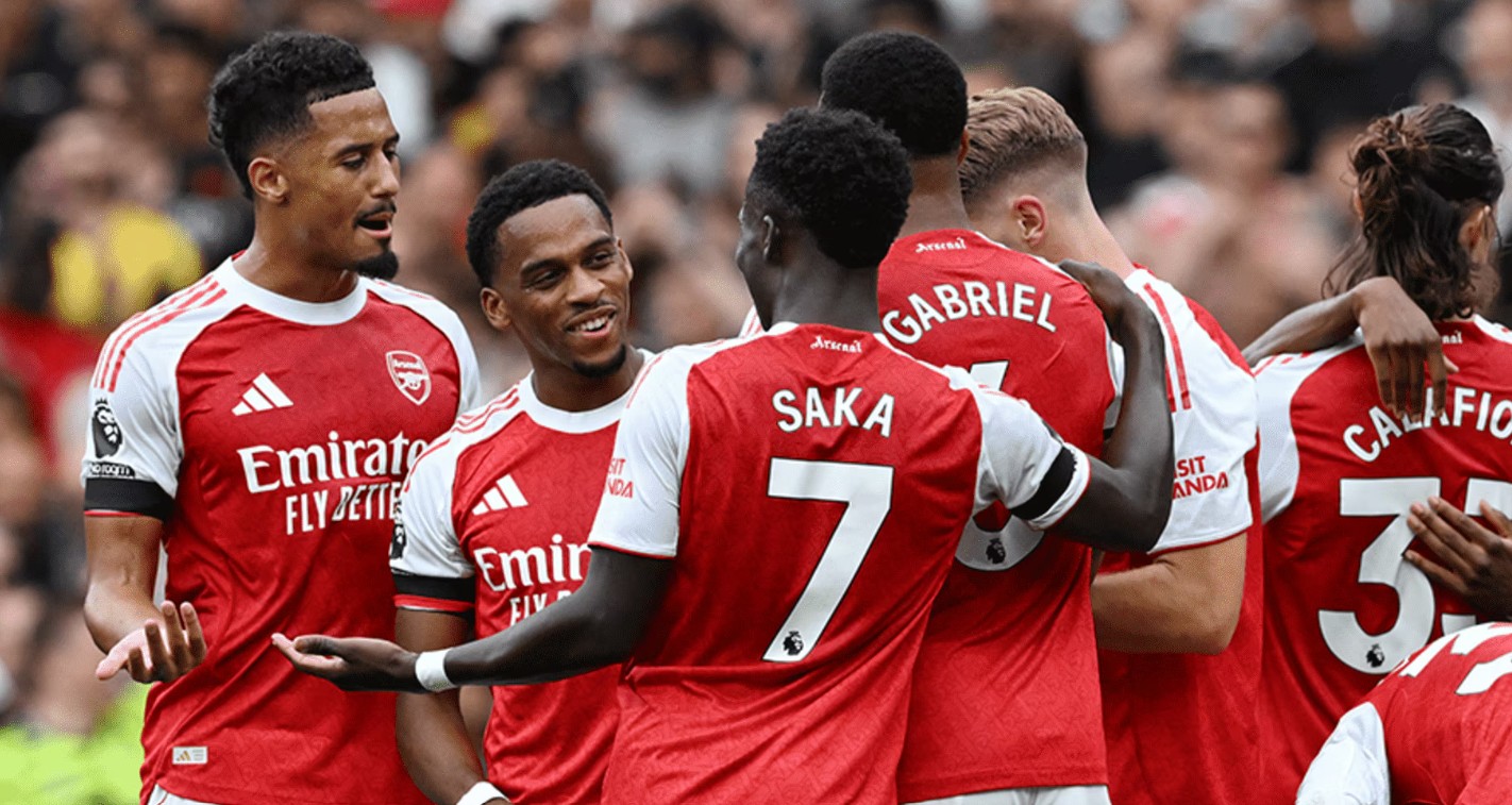 Para pemain Arsenal merayakan gol.
