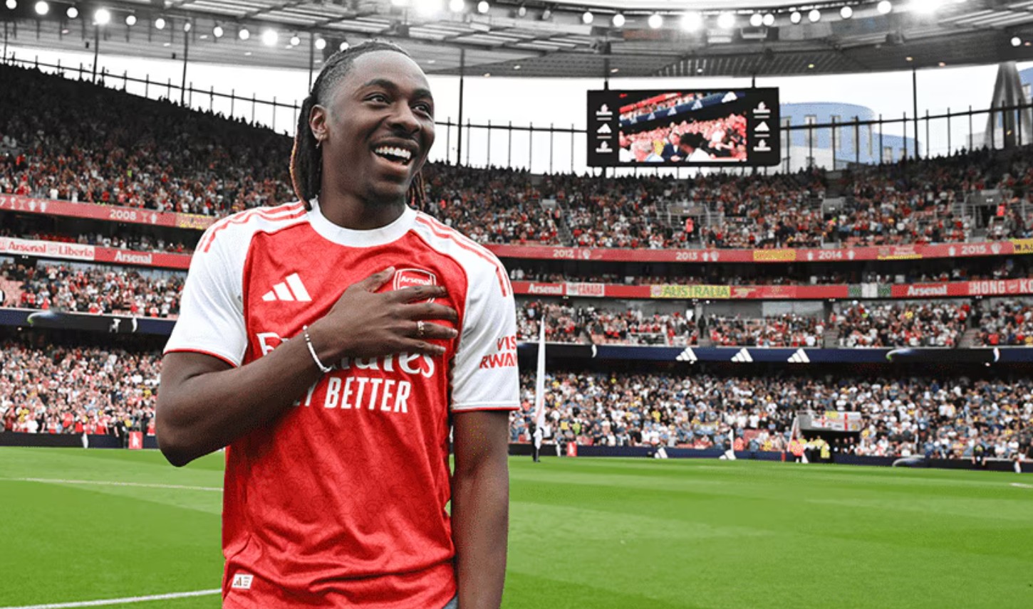 Perkenalan gelandang serang baru Arsenal, Eberechi Eze, di Emirates Stadium.
