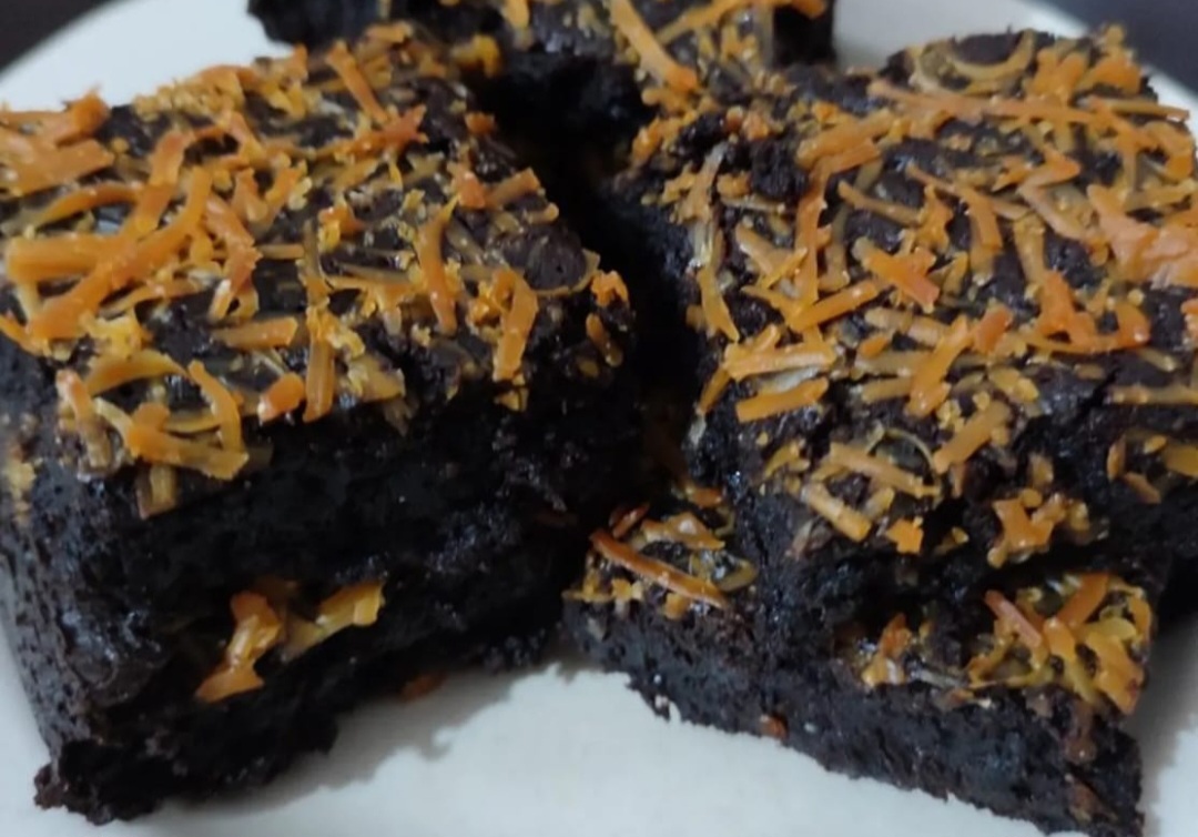 Brownies cokelat keju tanpa mixer, cukup aduk dan panggang.