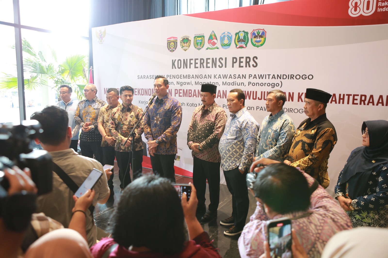 Menko IPK AHY, Wagub Jatim Emil Dardak, sejumlah pejabat kementerian/lembaga dan para kepala daerah di Madiun Raya memberikan keterangan pers di Pawitandirogo pada Jumat (22/8) lalu.