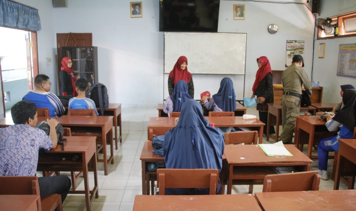 Satgas KTR mendapati puntung rokok berserakan saat sidak di sejumlah sekolah Ponorogo, awal Agustus lalu. DOK RADAR PONOROGO