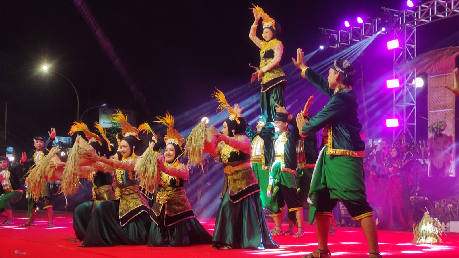 SATRIO JATI WASKITO/JAWA POS RADAR NGAWIATRAKTIF: Kontingen Bank Syariah Ngawi menampilkantarian kolosal Methil dalam Ngawi Specta Carnival 2025, Sabtu (23/8).