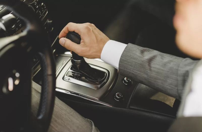 Ilustrasi perawatan dan mengemudikan mobil matic agar tetap prima.
