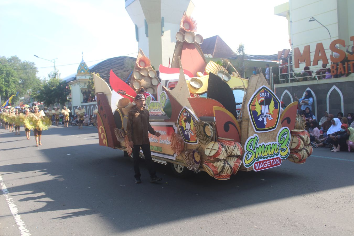 OTENTIK: Anyaman Bambu menjadi ciri khas desain dan tampilan mobil hias serta kostum penunjang sebagai akar budaya asli Magetan.