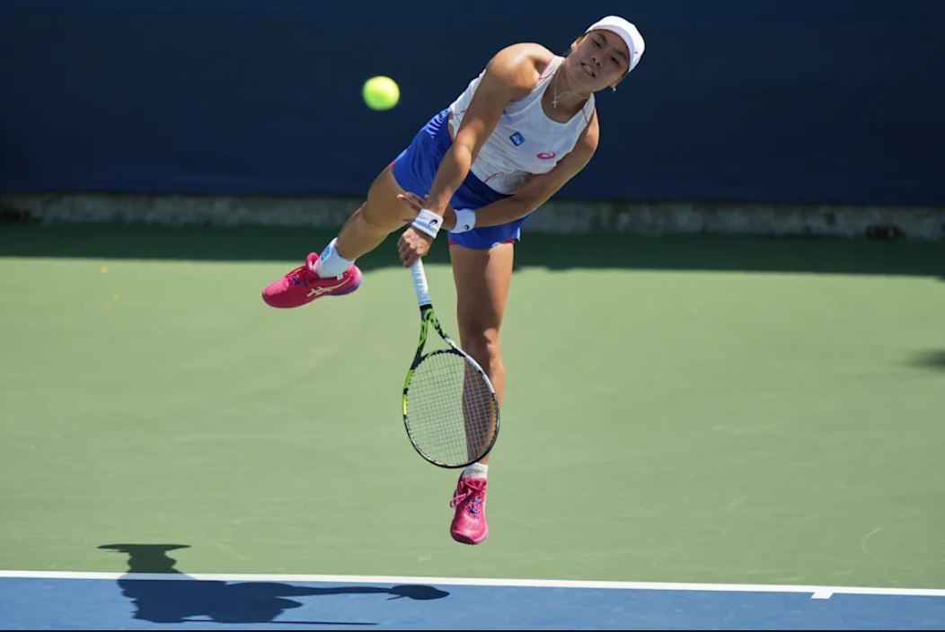 Janice Tjen dari Indonesia melakukan servis ke Veronika Kudermetova dari Rusia pada putaran pertama kejuaraan tenis US Open, Minggu, 24 Agustus 2025, di New York.