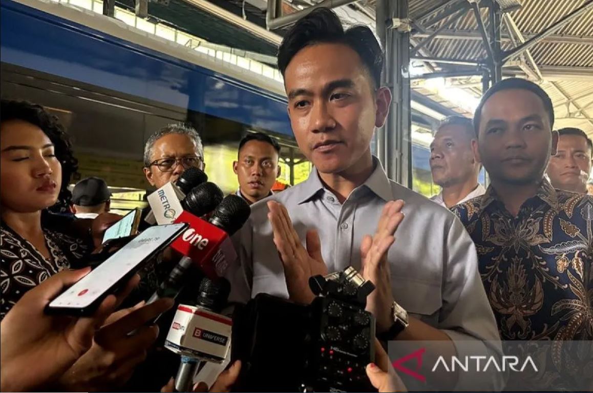 Wakil Presiden Gibran Rakabuming Raka memberikan keterangan usai meninjau revitalisasi Stasiun Solo Balapan di Solo, Jawa Tengah, Minggu (24/8/2025).