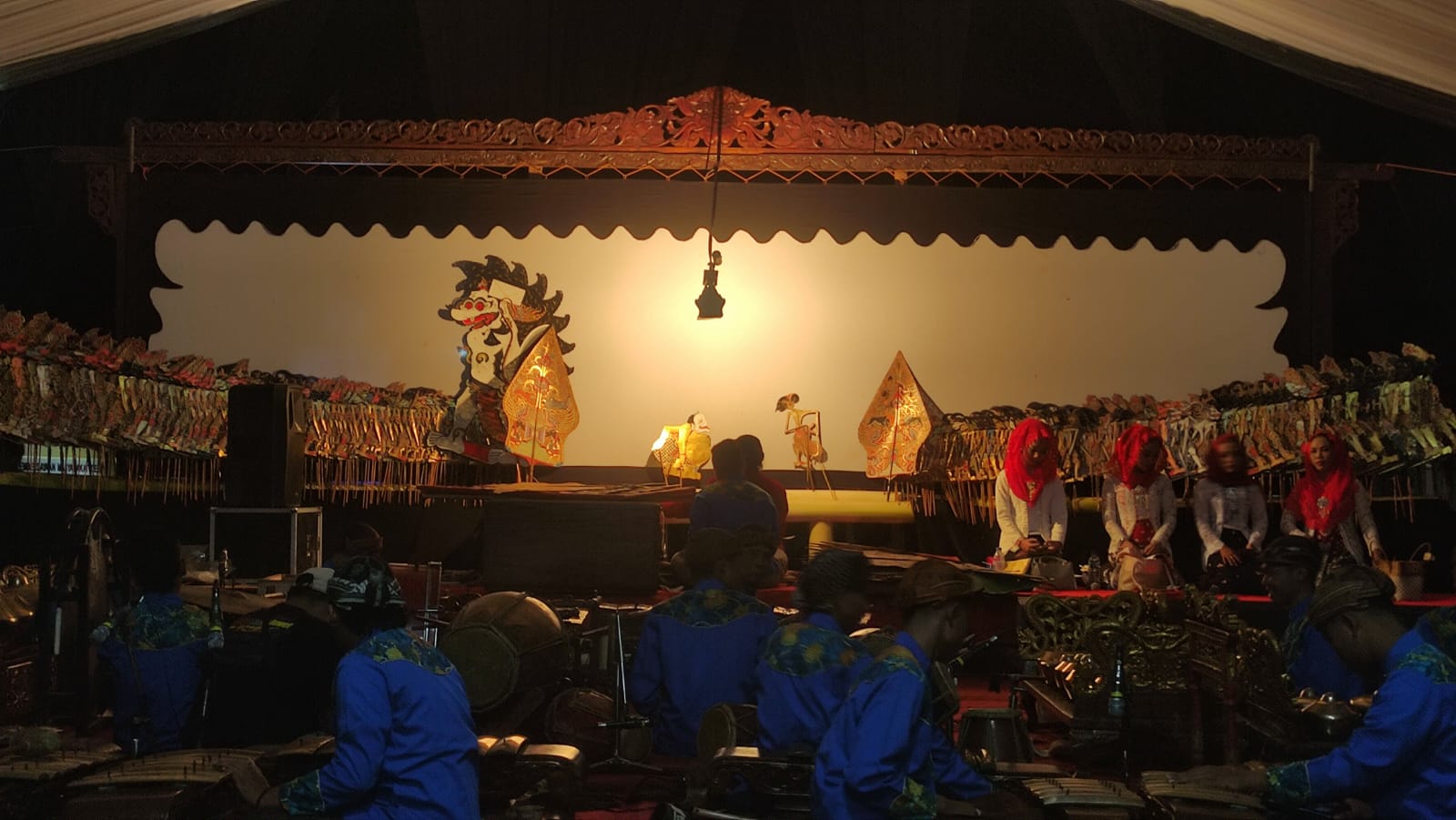 Wayang kulit dengan lakon Wahyu Kamulyan dibawakan oleh Ki Dalang Kamsiyanto diiringi tim pengrawit dan sinden.