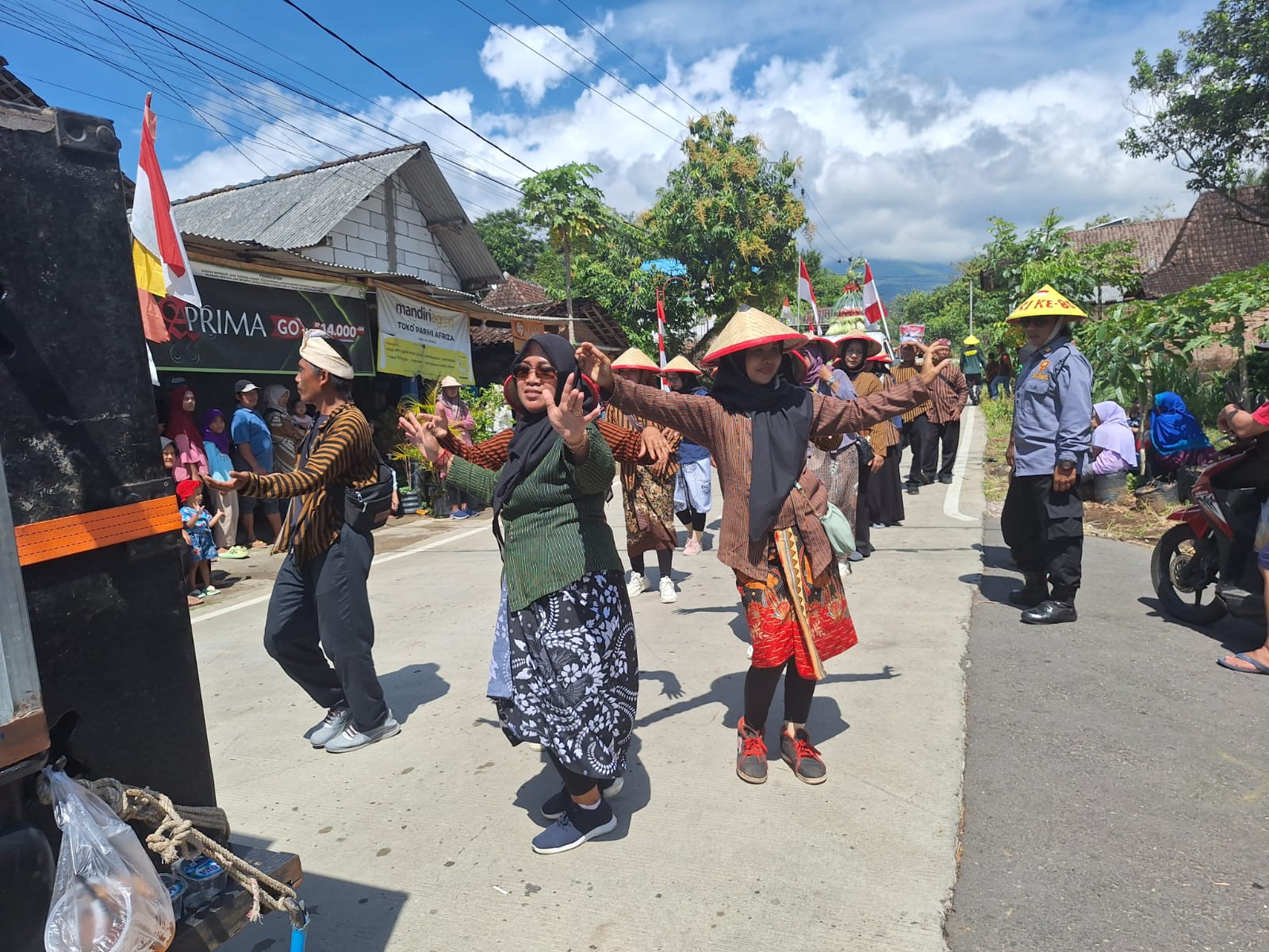 KOMPAK: Ibu-ibu PKK Desa Gayam bersemangat meramaikan karnaval dengan menampilkan joget kreasi bertemakan pertanian.