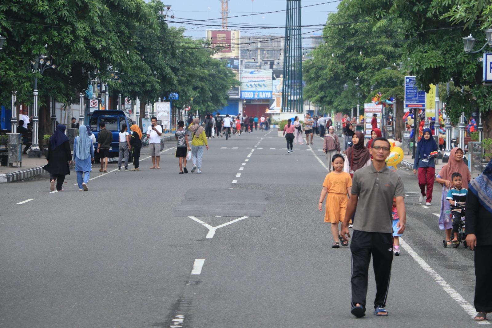 CFD Jalan HOS Cokroaminoto semakin sepi, hanya segelintir warga yang memanfaatkan untuk sarana olahraga. SUGENG DWI N./JAWA POS RADAR PONOROGO