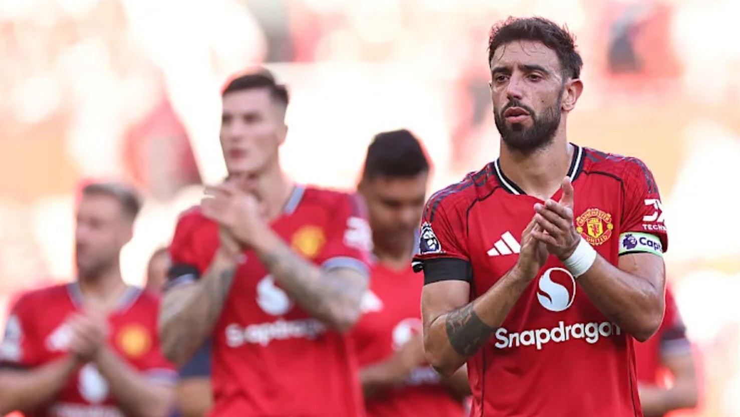 Gelandang Manchester United Bruno Fernandes bersama rekan-rekannya usai laga.