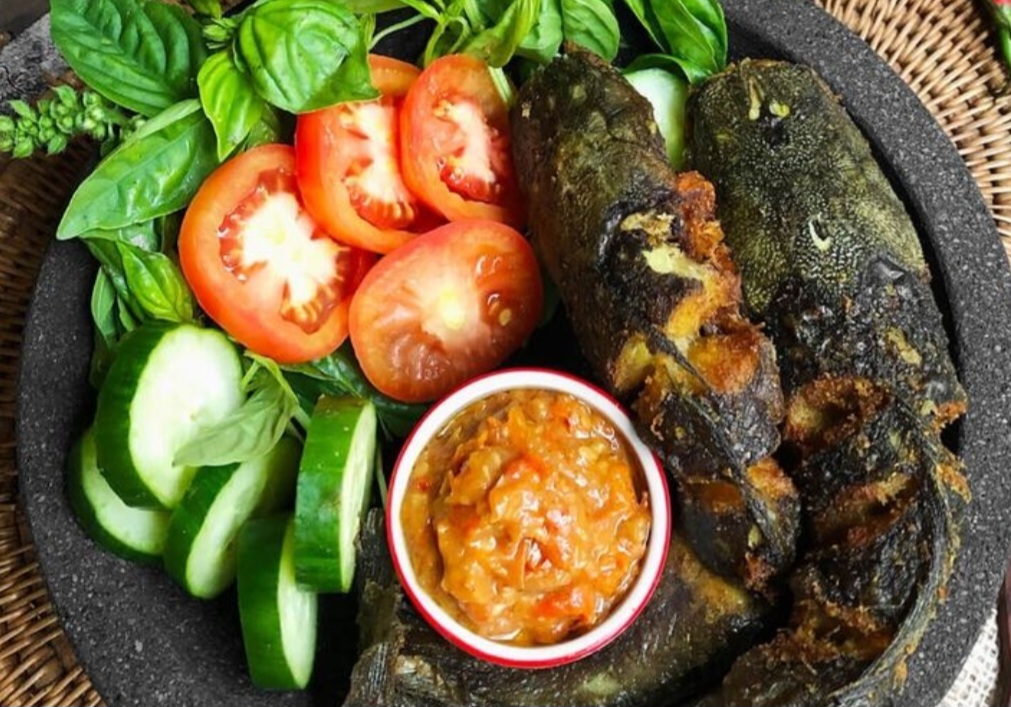 Pecel lele Lamongan lengkap dengan sambal dan trik goreng lele renyah, cocok disajikan di rumah!