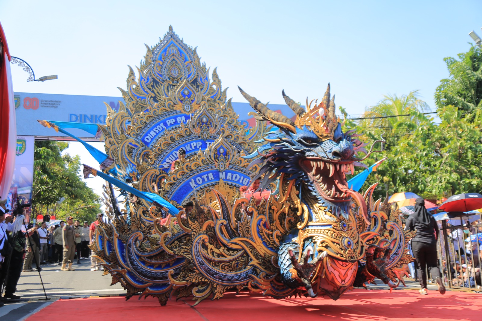 Sebanyak 38 tim menampilkan berbagai kreativitasnya dalam Madiun Carnival 2025 yang berlangsung Senin (25/8). FOTO: BAGAS BIMANTARA/RADAR MADIUN
