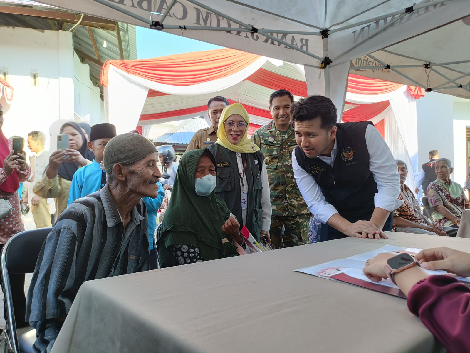 Wagub Jatim Emil Elestianto Dardak berdialog dengan warga penerima bansos yang diberikan oleh pemprov di UPT RSBK Kota Madiun,&nbsp;Senin (25/8).&nbsp;HENGKY RISTANTO/JAWA POS RADAR MADIUN