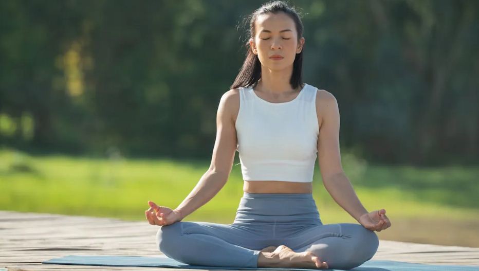 Ilustrasi perbedaan yoga dan meditasi.