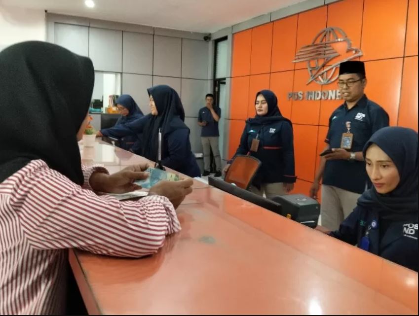 Warga Pati kirim 2.500 surat ke KPK lewat kantor pos, desak Bupati Sudewo ditetapkan tersangka korupsi kereta api.