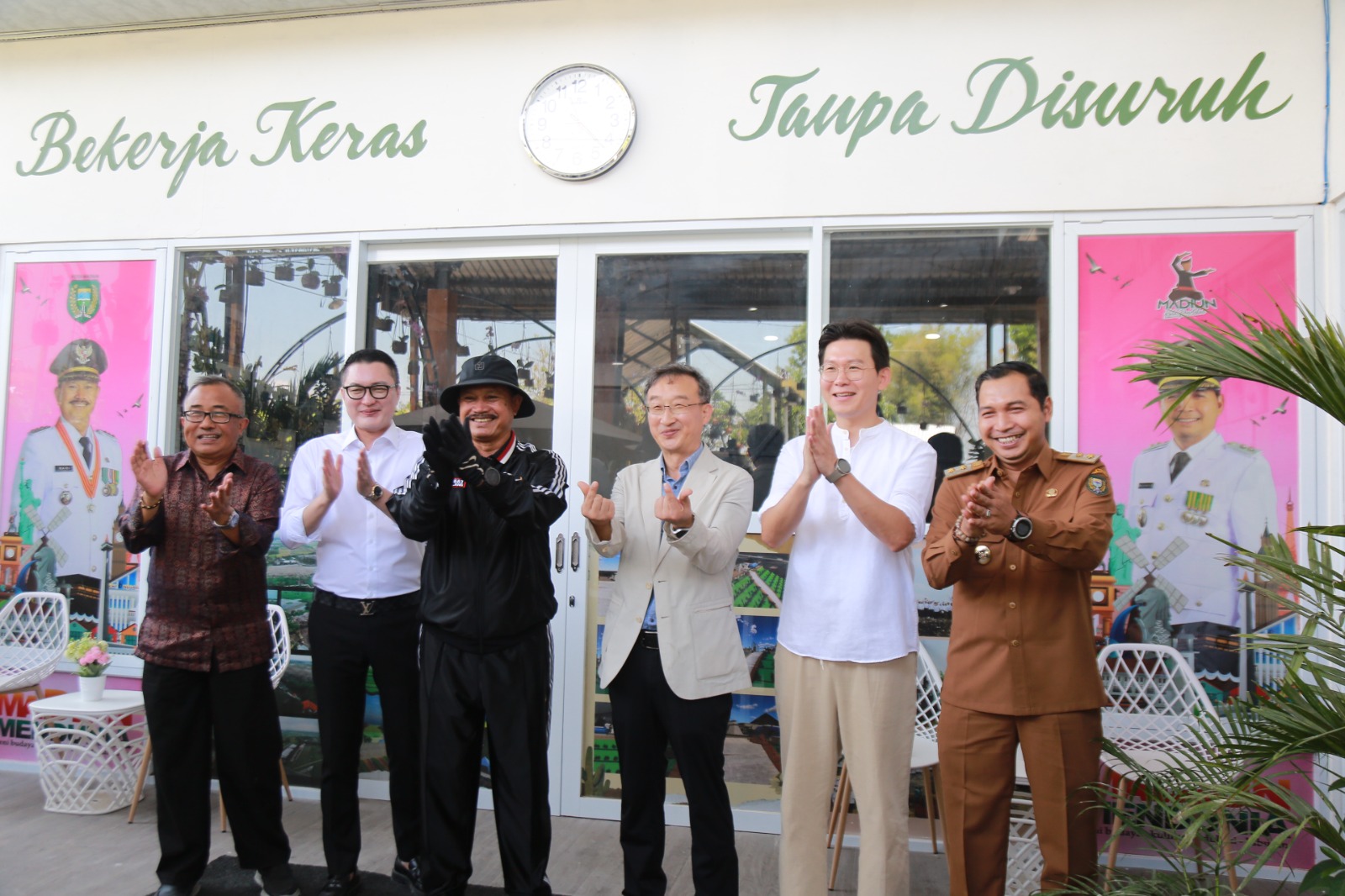 Wali Kota Maidi bersama perwakilan Plan T Farm Co. Ltd. dan KNU Korea Selatan saat meninjau TPA Winongo, Senin (25/8). BAGAS BIMANTARA/RADAR MADIUN