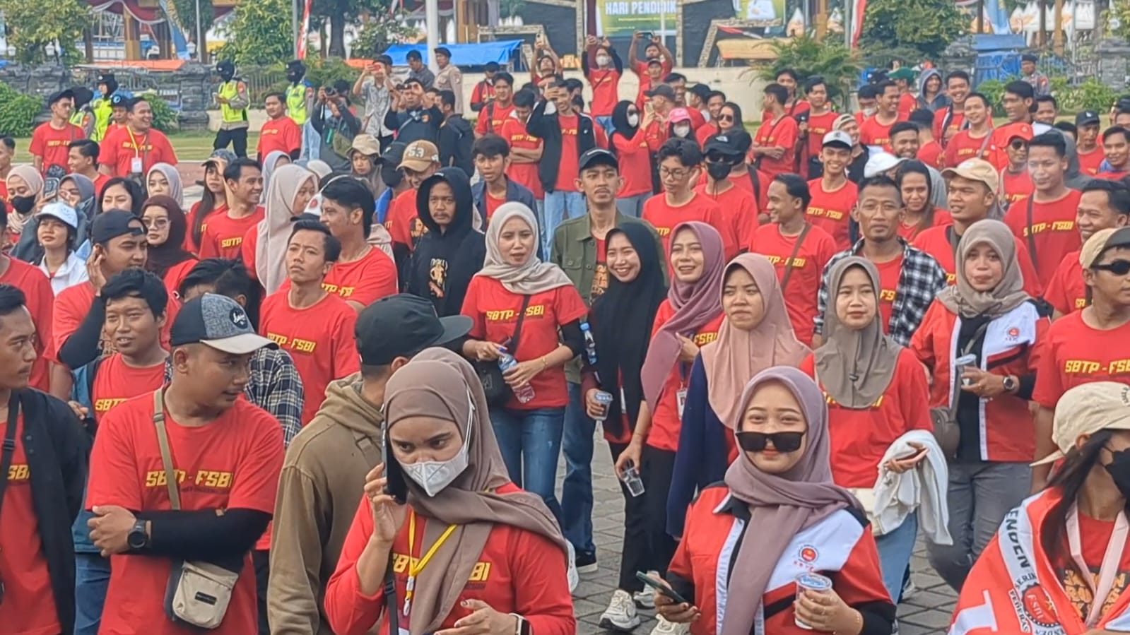 Aksi pekerja PT GWI pada May Day 2025 di Caruban. Kini perusahaan resmi mengumumkan PHK 842 karyawan karena order turun. ILUSTRASI FOTO: RADAR MADIUN