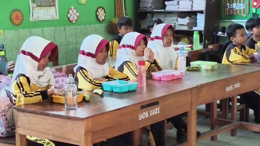 Sebanyak 245 siswa SDN 01 Kedungputri Ngawi menerima paket MBG, lengkap dengan sayur, lauk, dan buah, kemarin (25/8). ASEP SYAEFUL/RADAR NGAWI