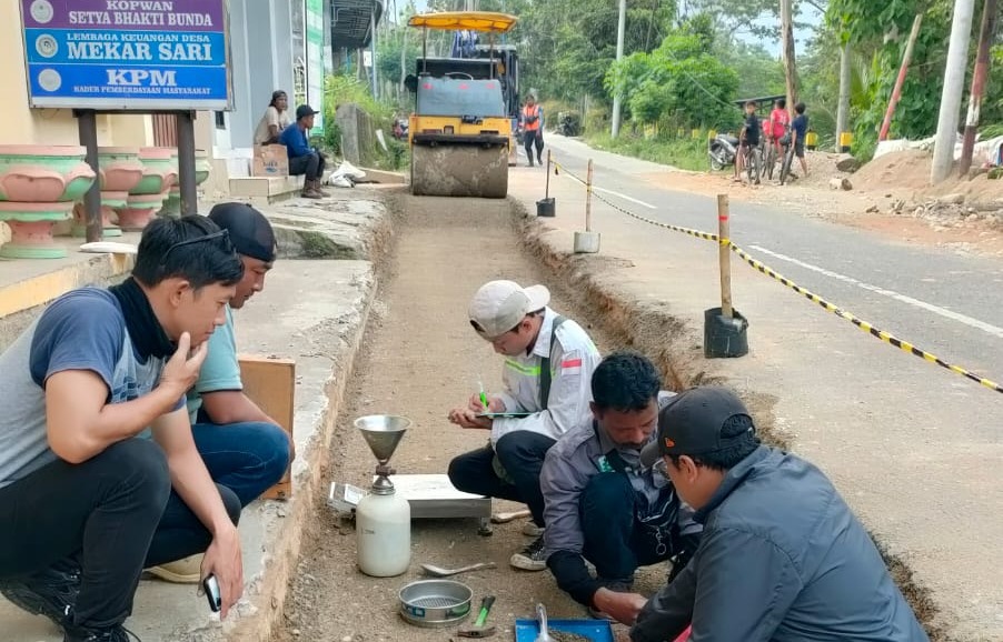 Progres pelebaran Jalan Arjosari&ndash;Purwantoro di Pacitan capai 90 persen, masih tersisa 14 km untuk dikerjakan hingga 2026. NUR CAHYONO/RADAR PACITAN