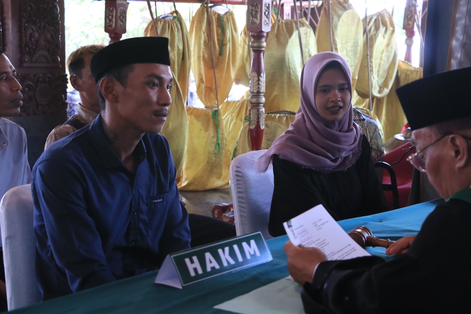 Sebanyak 28 pasutri Ponorogo jalani sidang isbat nikah massal, kini resmi kantongi buku nikah setelah puluhan tahun menikah siri. SUGENG DWI N/RADAR PONOROGO