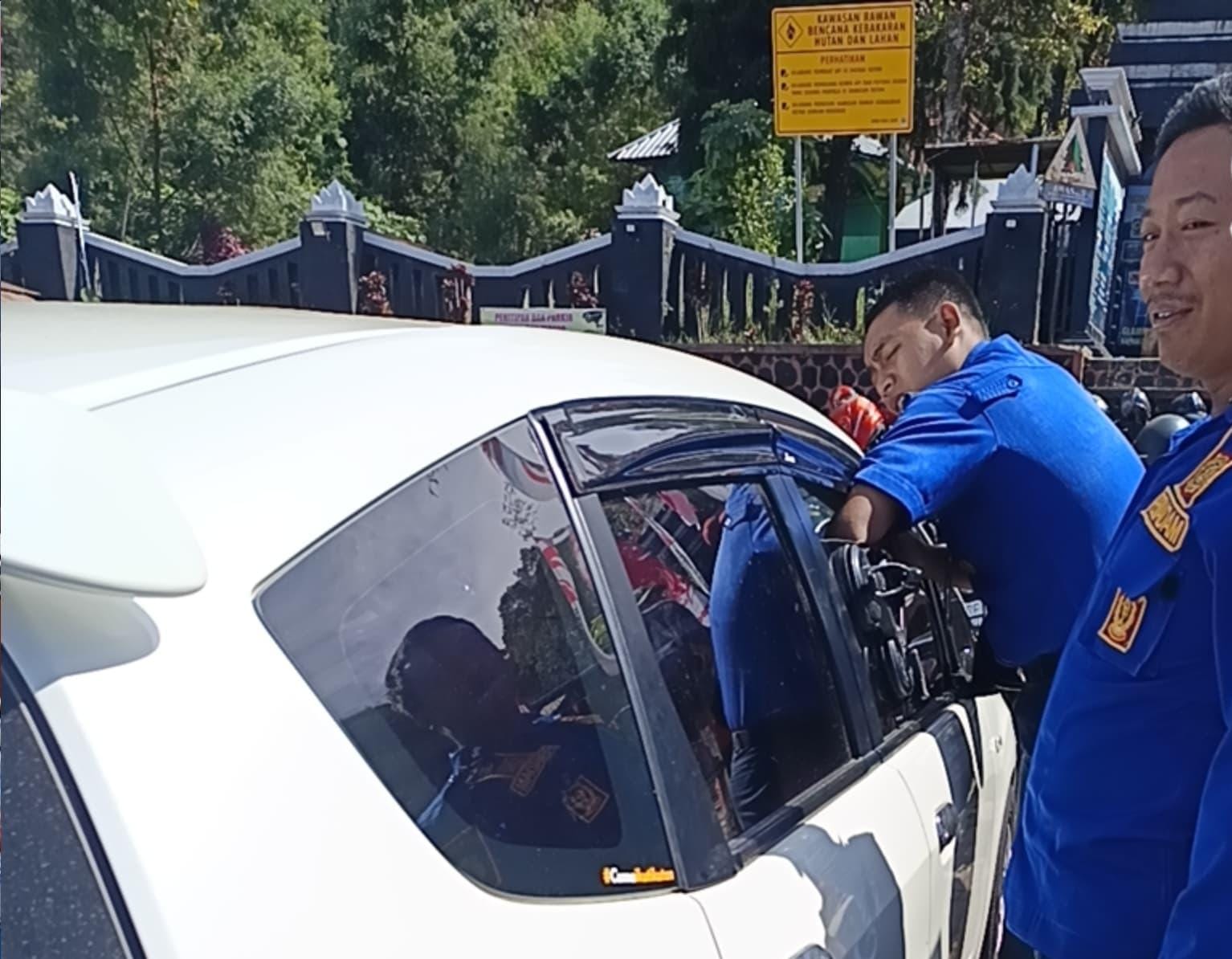 Petugas Damkar Magetan saat melakukan evakuasi kunci mobil wisatawan yang tertinggal di Basecamp Cemoro Sewu, Plaosan, Selasa (26/8).