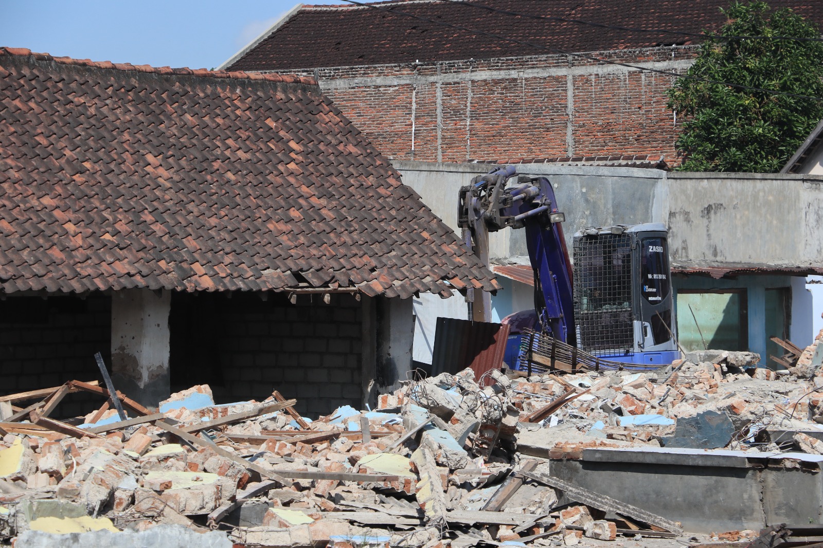 Pemdes Ngrupit bongkar 16 kios warem di Pasar Janti Ponorogo. Area lokalisasi lama akan disulap jadi rest area modern untuk warga. SUGENG DWI N/RADAR PONOROGO