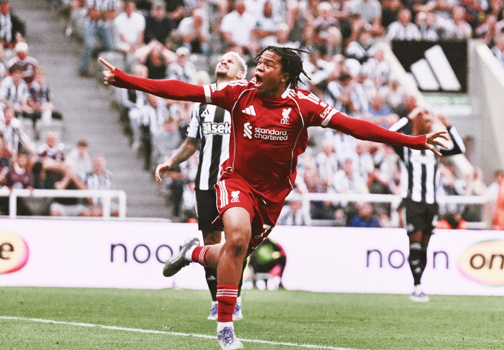 Selebrasi Rio Ngumoha usai cetak gol.