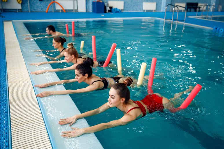 Ilustrasi gerakan aqua zumba di kolam renang.