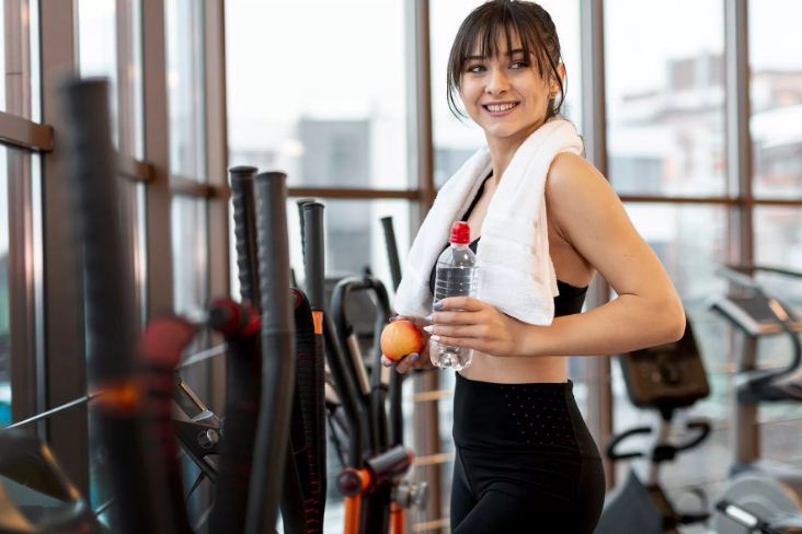 Ilustrasi perempuan pemula yang baru mencoba olahraga di gym.