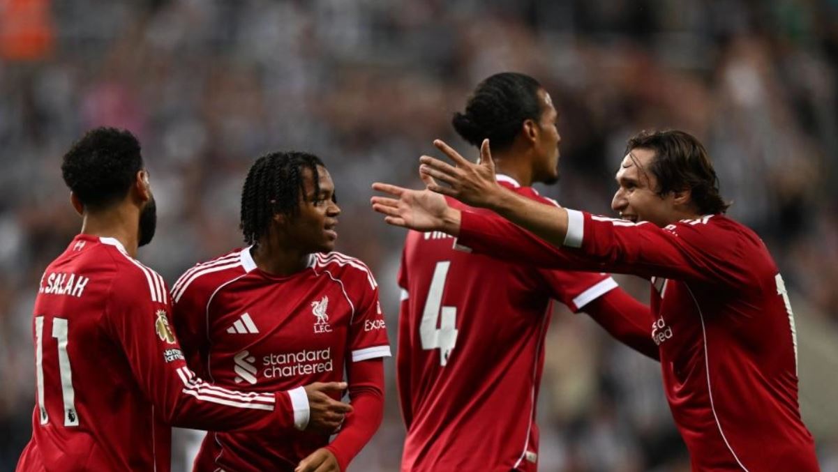 Para pemain Liverpool mengerumuni Rio Ngumoha usai mencetak gol.