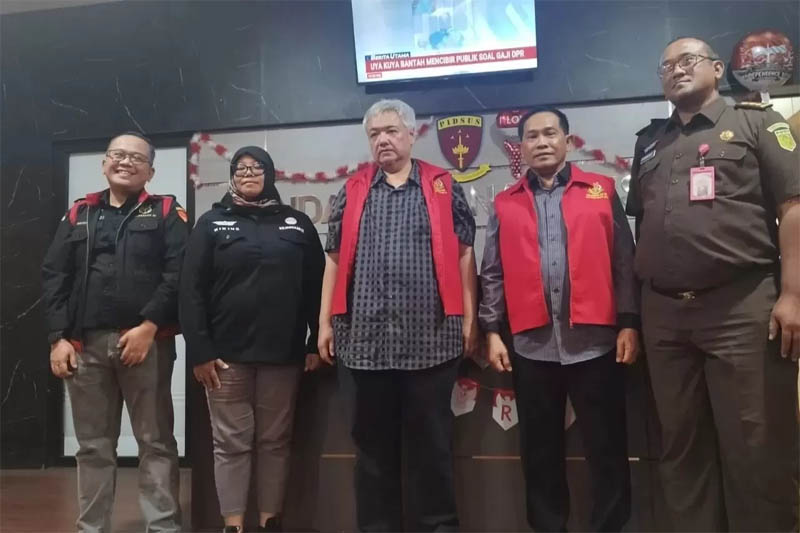 Pj Bupati Sidoarjo, Hudiyono (dua dari kanan) terseret kasus dugaan korupsi dana hibah SMK Jatim 2017.