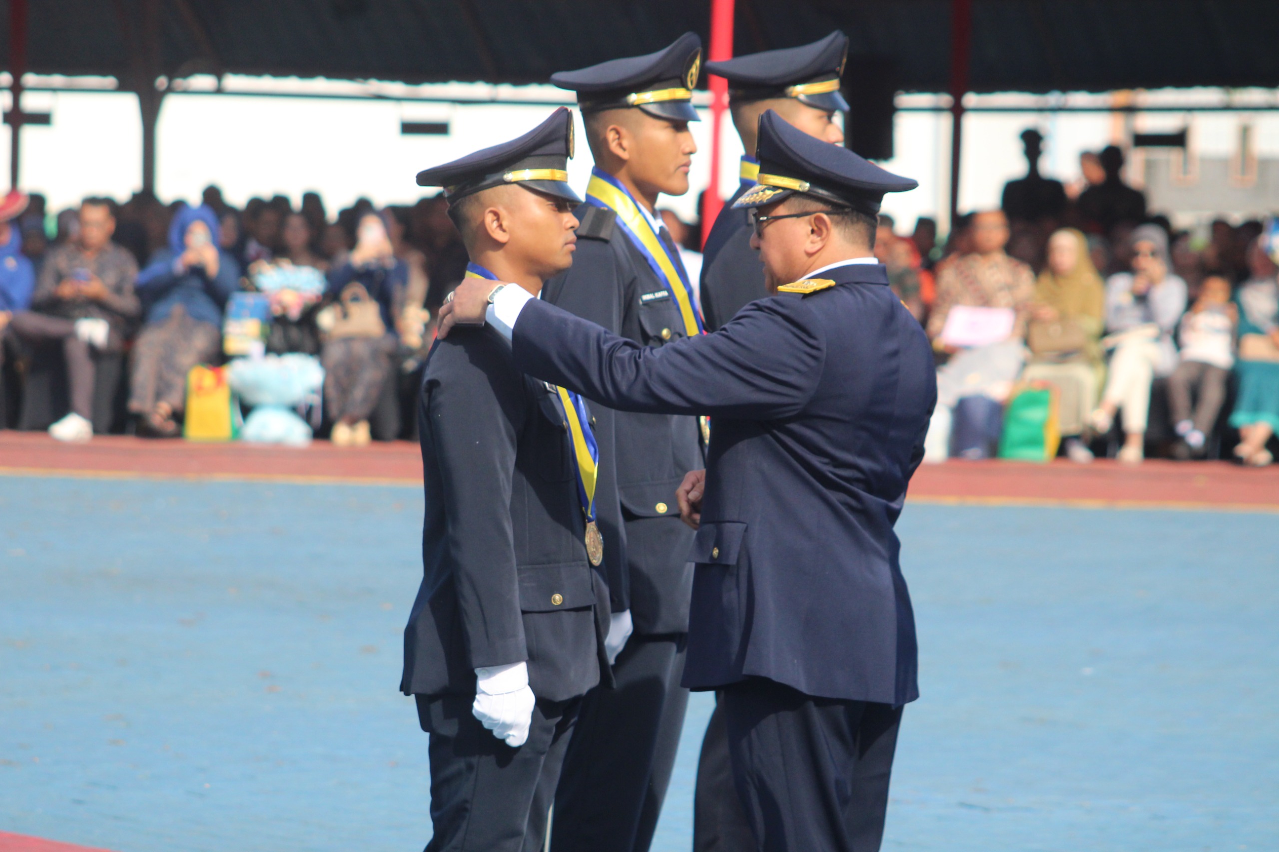 SIMBOLIS: Kepala Pusat Pengembangan SDM Perhubungan Darat Kemenhub Bambang Siswoyo memberikan penghargaan wisudawan terbaik.