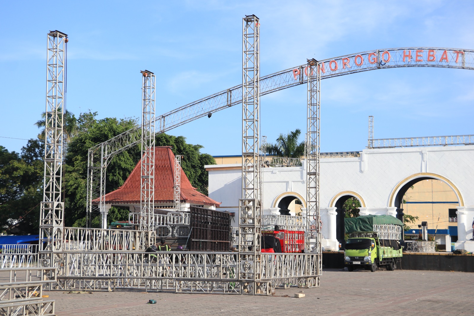 Panggung konser Dewa 19 mulai dipersiapkan promotor jelang penampilan di Hari Jadi Ponorogo ke-529. SUGENG DWI N/RADAR PONOROGO