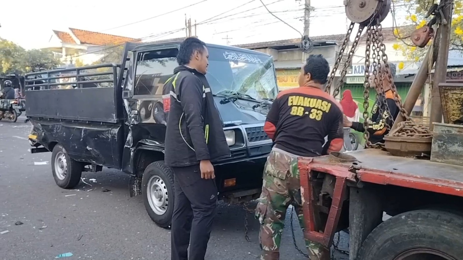 Kecelakaan beruntun di Pasar Stasiun Ponorogo kemarin (26/8). Truk sembako oleng, enam kendaraan ringsek, dua pedagang luka. SUGENG DWI N/RADAR PONOROGO