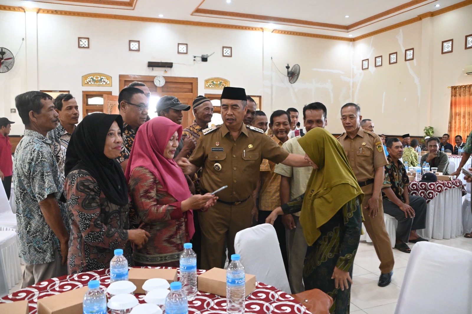 Bupati Madiun Hari Wuryanto memberikan pembinaan kepada kelompok Lumbung Pangan Masyarakat (LPM) di Caruban.