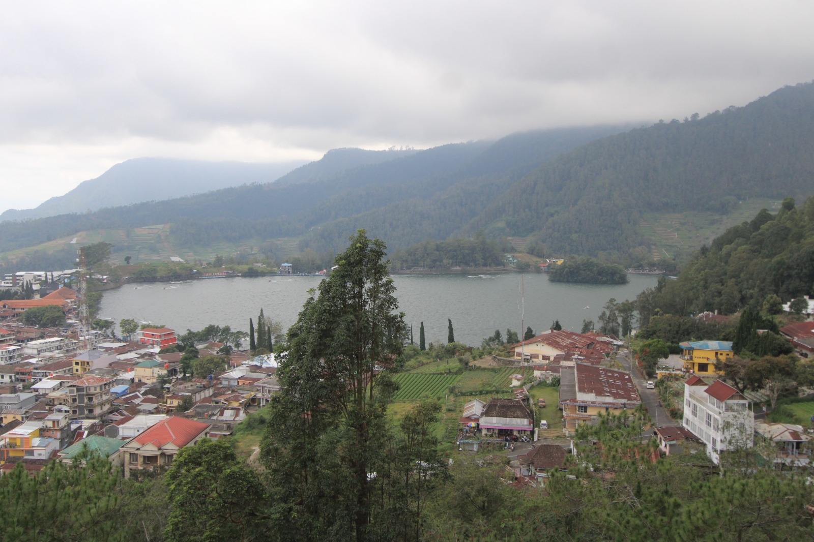 Telaga Sarangan hingga kini belum berstatus sebagai aset resmi Pemkab Magetan. AJI PUTRA/RADAR MAGETAN