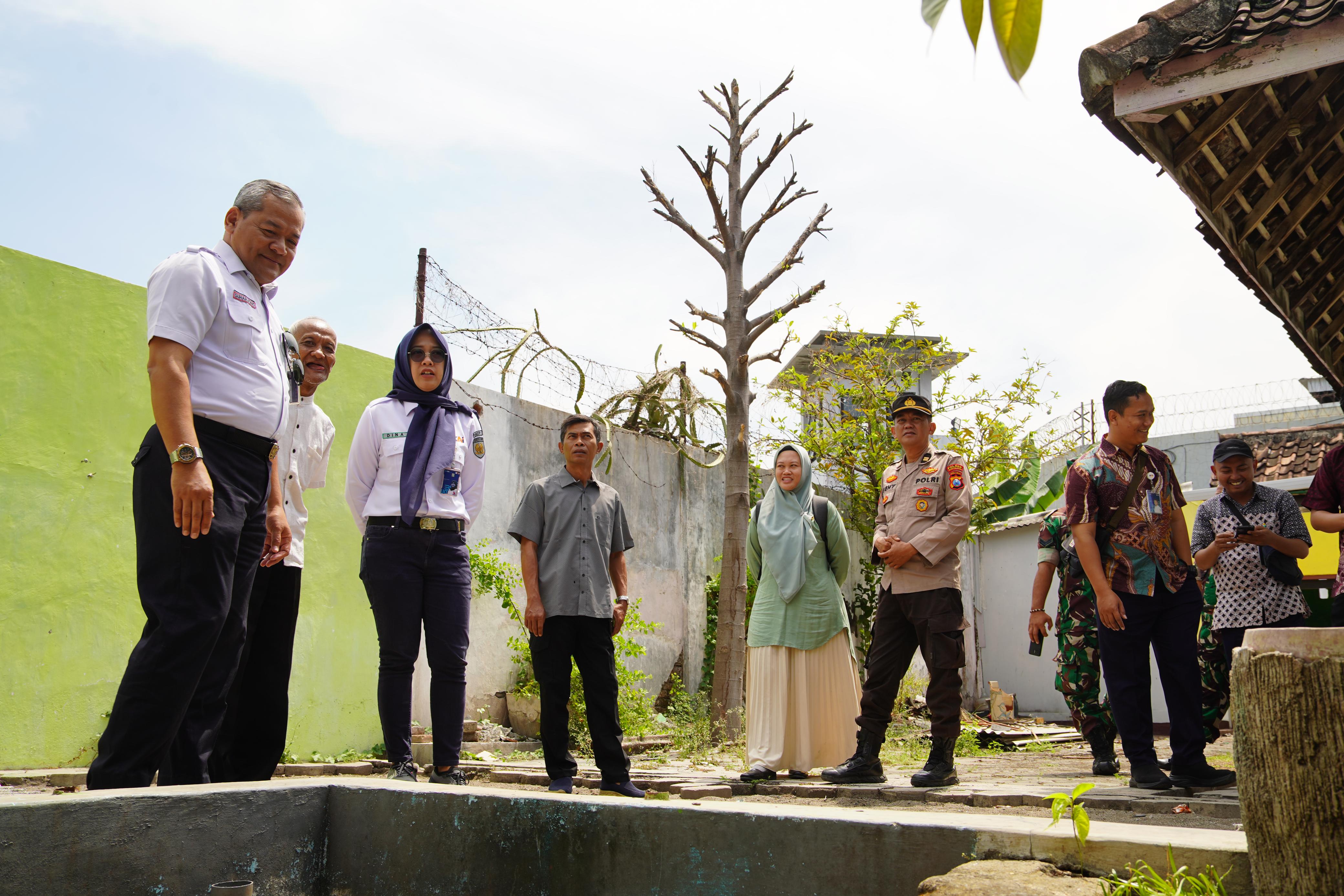 PT KAI Daop 7 Madiun menertibkan rumah perusahaan di Jalan Prambanan, Madiun. Aksi ini wujud komitmen menjaga aset negara. FOTO: ISTIMEWA