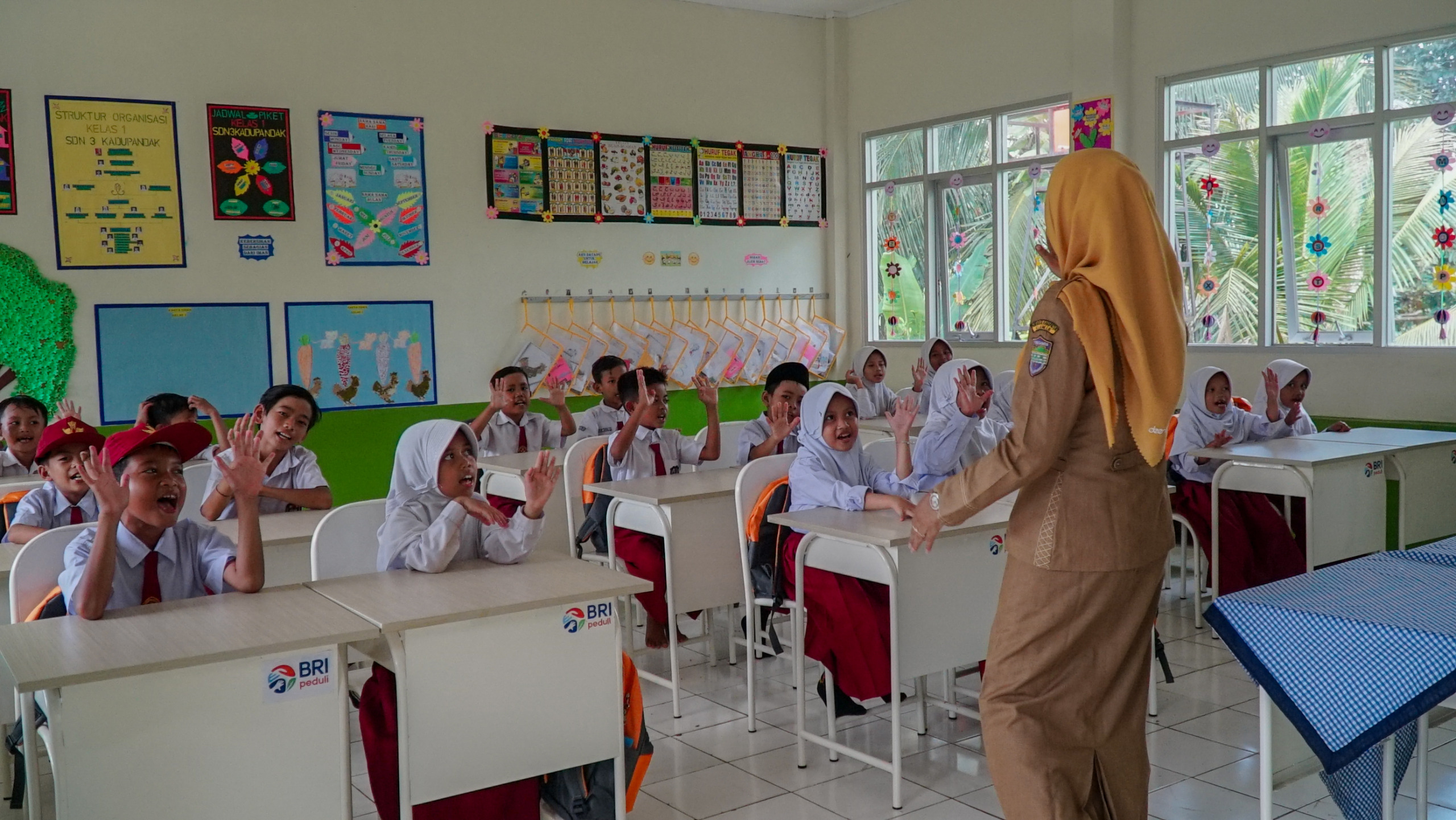 BRI Peduli menyalurkan beasiswa bagi pelajar SD di berbagai daerah melalui program Ini Sekolahku.