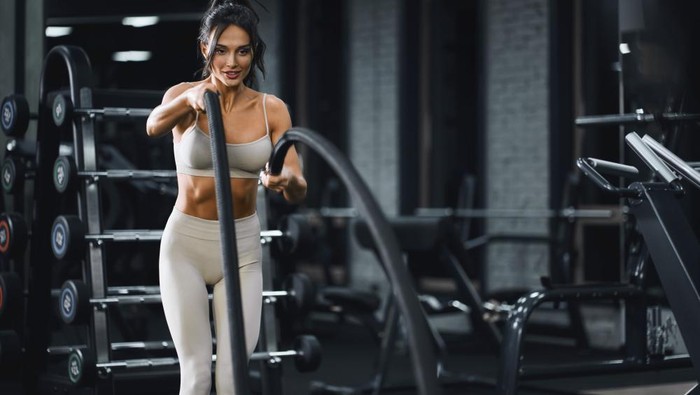 Ilustrasi olahraga gym yang dilakukan pemula.