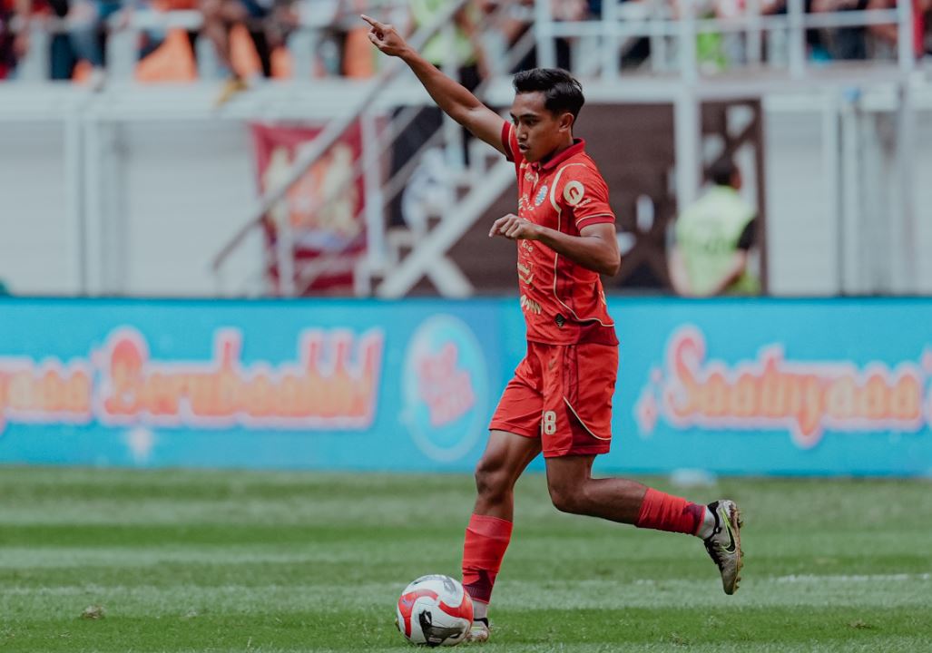Aksi gelandang Persija Jakarta, Rayhan Hannan.