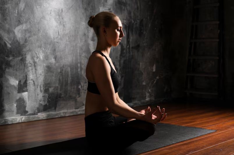 Ilustrasi yoga malam hari yang bisa meredakan insomnia.
