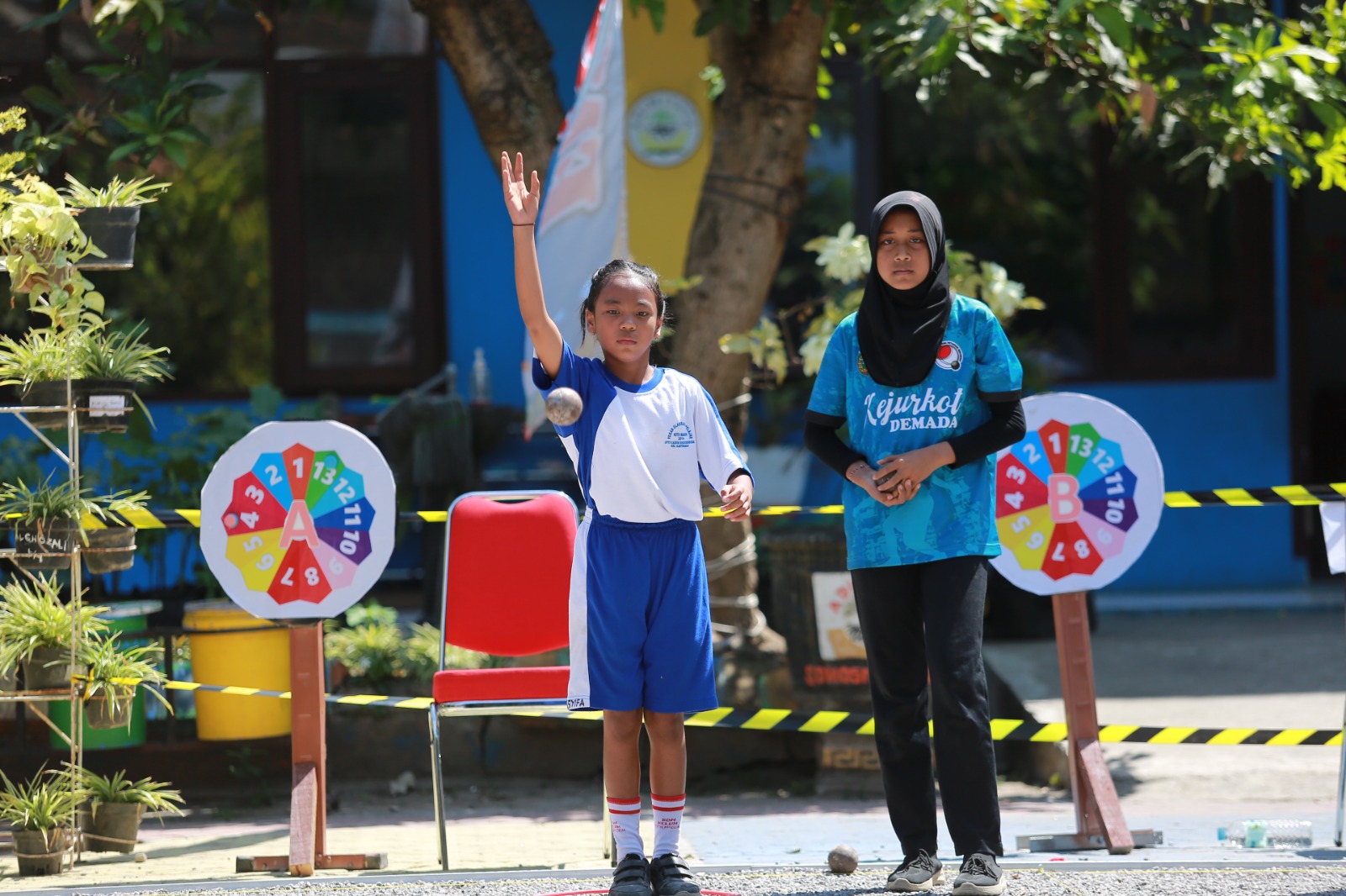 Ratusan pelajar antusias mengikuti Kejurkot Petanque 2025 di halaman SDN 05 Madiun Lor. BAGAS BIMANTARA/RADAR MADIUN